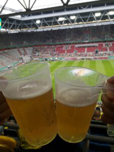 Zwei Bier im Stadion
